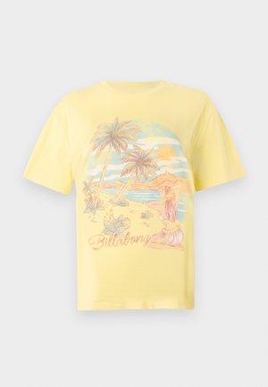 Gul bomullströja med en tropisk strandscen som visar palmer, en solnedgång och en hula-dansares illustration. "Billabong" i skrivstil.