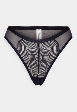 Tangă de culoare bleumarin din dantelă, cu un model floral complex, părți laterale din plasă transparentă și un tiv neted. Eticheta este afişată în interior.