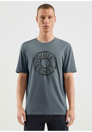 - T-shirt z nadrukiem