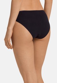 Costumi da bagno neri con una texture liscia e opaca. Design a vita alta con copertura moderata. Bordo senza cuciture per una vestibilità comoda. Vista posteriore mostrata.