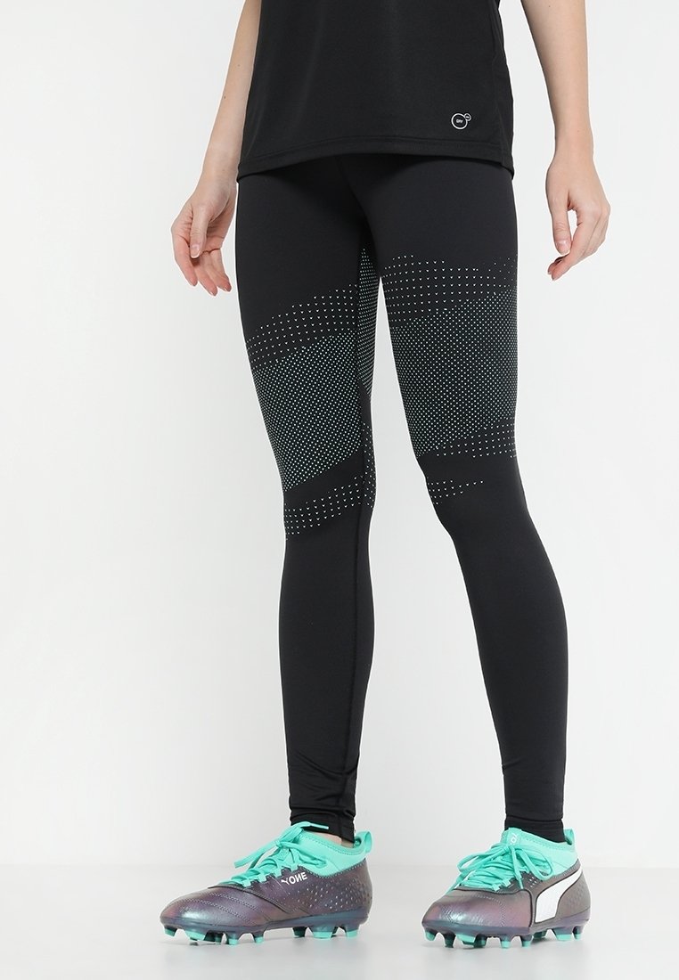 Leggings atletici neri con dettagli a forma di punti, abbinati a scarpe da calcio con accenti turchesi. Tessuto liscio ed elastico per il massimo comfort.
