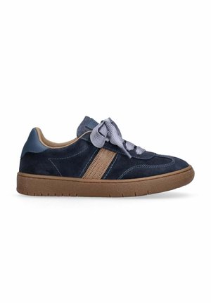 Sneaker in suede blu navy con suola in gomma marrone, caratterizzato da un accento a righe grigie e lacci grigi, design a scarpa bassa con punta arrotondata.