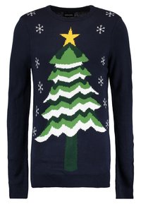 Pull bleu marine avec un motif de sapin de Noël tricoté en vert, blanc et jaune, agrémenté d'accents de flocons de neige blancs.