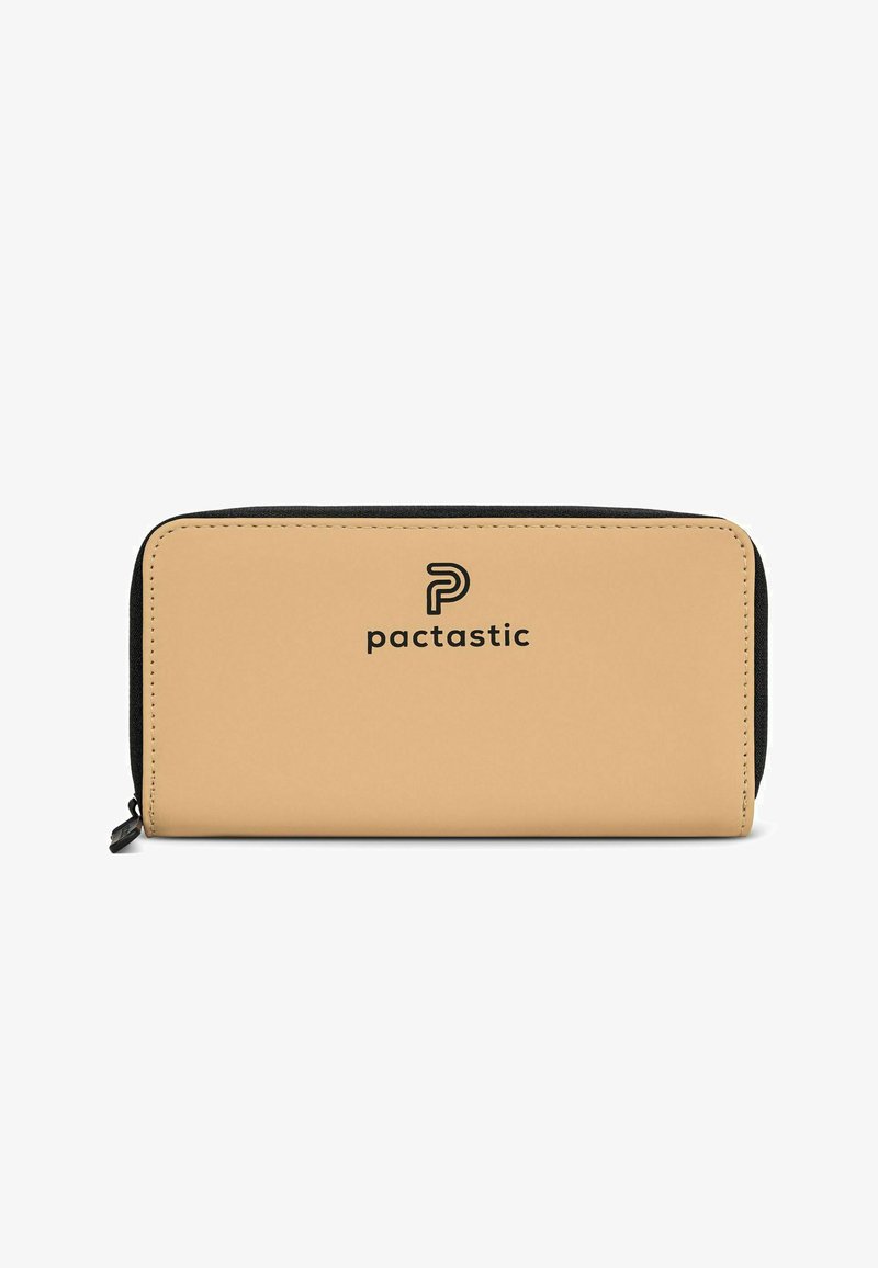 Cartera sintética beige con cierre negro, que presenta el logo "pactastic" en texto negro en el frente. Textura suave y forma rectangular.