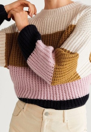 Gebreide trui met een ronde halslijn, voorzien van horizontale blokken in crème, goud, roze en marineblauw. Geribbelde textuur en een aansluitende pasvorm bij de manchetten en onderkant.