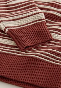 Rot-weiß gestreifter Strickpullover mit gerippten Bündchen. Verfügt über einen strukturierten Stoff mit abwechselnden horizontalen Streifen und einem umgeschlagenen Ärmeldetail.