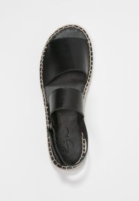 Černé kožené sandály se dvěma širokými popruhy, béžovým prošíváním a strukturovanou stélkou. Otevřený design s plochou podrážkou.