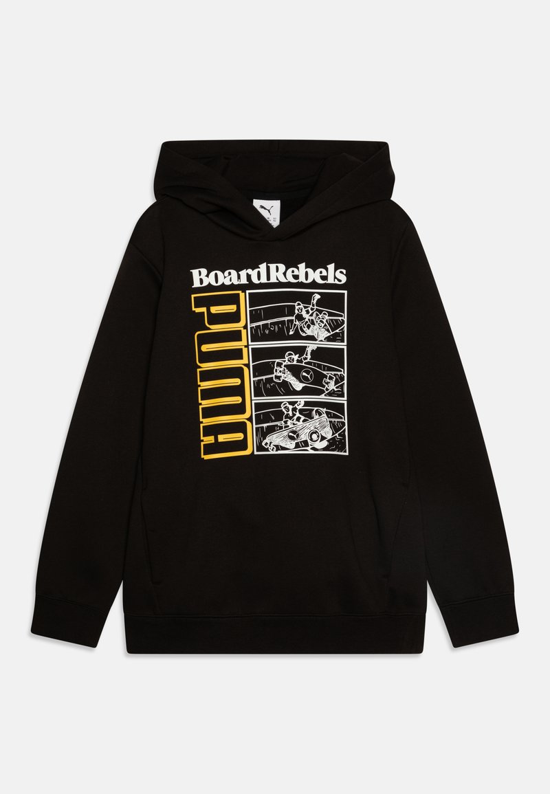 Crna hoodie s prednjim grafikonom na kojem se nalaze natpisi "BoardRebels" i "PUMA" u podebljanom bijelom i žutom tekstu; dizajnirana s kenguruvim džepom i podesivom kapuljačom.