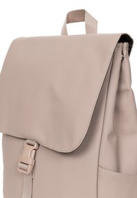 Eastpak YARIN - Ryggsäck - matte sand