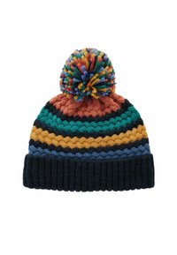 Strickmütze mit einem bunten Pompon auf der Oberseite, ausgestattet mit horizontalen Streifen in Grün, Orange, Gelb und einem navyblauen Rippenband.