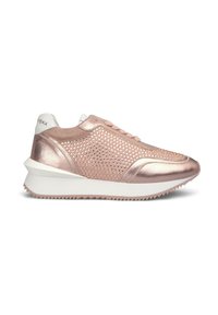 Sneaker in rosé metallico con design superiore perforato, suola bianca e dettagli testurizzati. Presenta chiusura con lacci e tallone in contrasto.