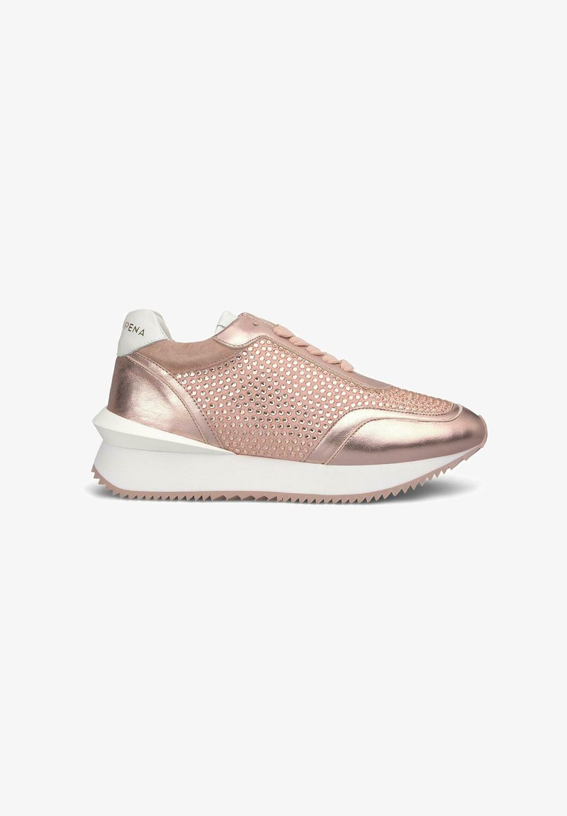 Sneaker in rosé metallico con design superiore perforato, suola bianca e dettagli testurizzati. Presenta chiusura con lacci e tallone in contrasto.