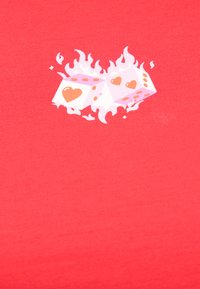 Κόκκινο ύφασμα με γραφικό δύο στυλιζαρισμένων ζαριών με καρδιές, περιβαλλόμενων από φλόγες και σπίθες, σε αποχρώσεις του ροζ και εκρού.