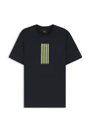 Camiseta negra de manga corta con cuello redondo, con un diseño vertical del logo verde "BOSS" centrado en el pecho.