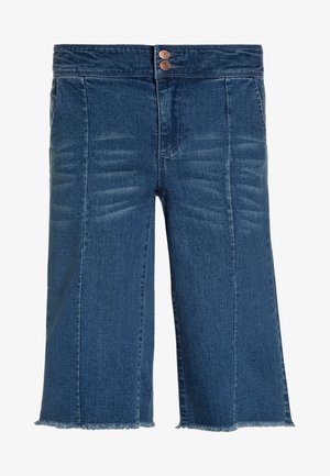 Culottes en denim bleu foncé avec un ourlet effiloché, deux poches avant et une taille haute. Comprend deux boutons en bronze à la ceinture.