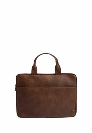 Mallette en cuir marron avec deux poignées et une poche avant, présentée sur fond blanc.