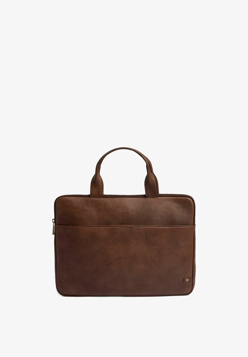 Mallette en cuir marron avec deux poignées et une poche avant, présentée sur fond blanc.