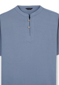 Kurzärmliges, hellblaues Henley-Shirt aus strukturiertem Stoff, mit zwei Holzknöpfen am Hals und einem runden Kragen-Design.