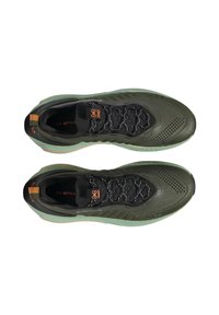 Scarpe da ginnastica verde oliva con tomaia in rete nera, lacci a fantasie e suola verde menta. Presentano un accento arancione sul tallone.