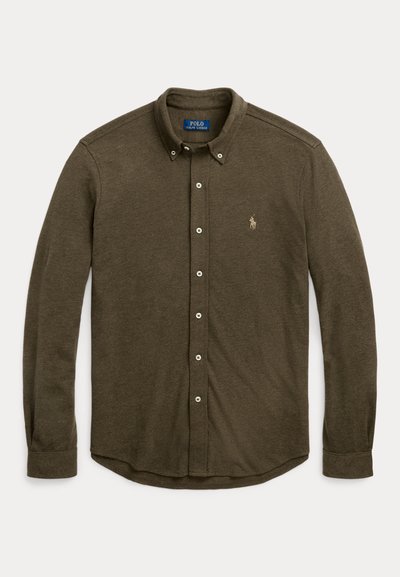 Camicia a maniche lunghe verde oliva, con bottoni, realizzata in tessuto testurizzato. Presenta un colletto con bottoni e un piccolo logo ricamato sul petto.