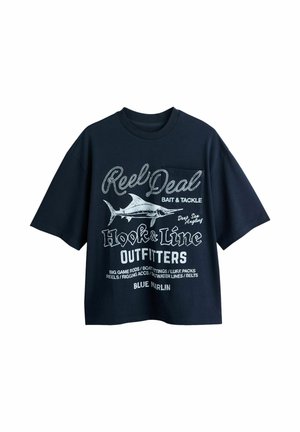 Tengerészkék rövid ujjú póló fehér horgász témájú szöveggel és marlin grafikával, rajta a "Reel Deal Hook & Line Outfitters" felirat.