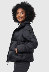 Schwarze Steppjacke mit Kapuze, Reißverschluss und Seitentaschen. Befestigtes Logo-Patch an der linken Ärmel. Glatte, glänzende Stoffoberfläche.