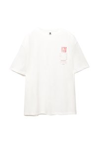 Witte katoenen t-shirt met korte mouwen, voorzien van een bedrukt ontwerp in het rood op de linkerborst, inclusief tekst en streepjescode details.