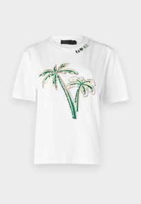 T-shirt bianca in cotone con ricamo di palme verdi e oro, decorata con strass sul petto e collo rotondo.