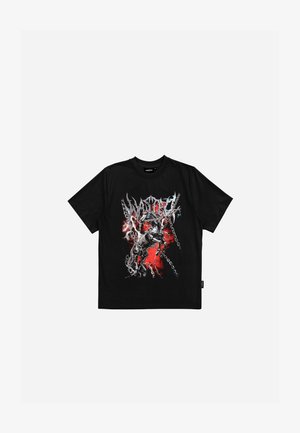 Schwarzes Baumwoll-T-Shirt mit einem grafischen Design eines angebundenen Pferdes vor einem roten Hintergrund, mit weißen und grauen Akzenten in der Kunst.