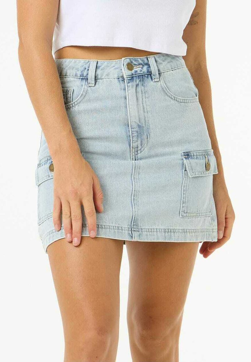 Gonna di jeans azzurro chiaro con vita alta, due tasche anteriori e hardware color oro. Presenta una texture leggermente consumata e una vestibilità ben sagomata.