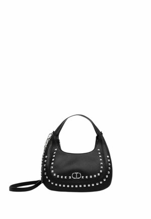 Borsa in pelle nera con borchie quadrate argentate lungo i bordi, forma curva, manici corti e tracolla removibile.