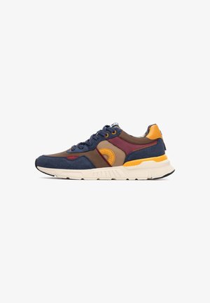 Zapatillas con un diseño en azul marino, marrón y burdeos, que presentan un upper de tejido texturizado, acentos naranjas y una suela de goma blanca.