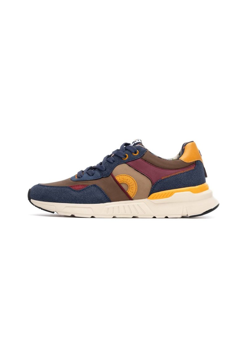 Zapatillas con un diseño en azul marino, marrón y burdeos, que presentan un upper de tejido texturizado, acentos naranjas y una suela de goma blanca.