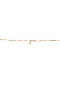 Farverig armring lavet af små perler i pastelfarver, med guld accenter og en smilende ansigt charme som en bemærkelsesværdig detalje.