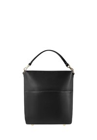 Svart läderväska med en strukturerad form, platt handtag, detaljer i guldmetall och en framficka. Mjuk textur och minimalistisk design.