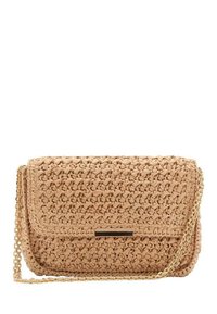 Torbica za ključe od tkanine u boji tijesta s teksturiranom površinom, zlatnom lancem i metalnim kopčom na prednjoj strani. Kompaktni pravokutni dizajn.