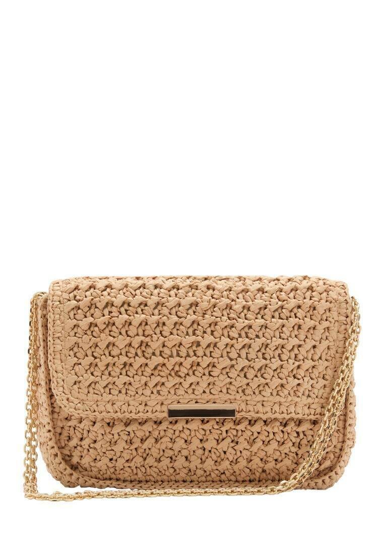 Torbica za ključe od tkanine u boji tijesta s teksturiranom površinom, zlatnom lancem i metalnim kopčom na prednjoj strani. Kompaktni pravokutni dizajn.