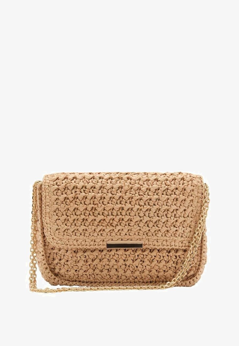 Torbica za ključe od tkanine u boji tijesta s teksturiranom površinom, zlatnom lancem i metalnim kopčom na prednjoj strani. Kompaktni pravokutni dizajn.