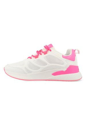 Witte sportieve schoenen met roze accenten, meshpanelen voor ademend vermogen, een gewatteerde kraag en een geprofileerde rubberen zool voor grip.