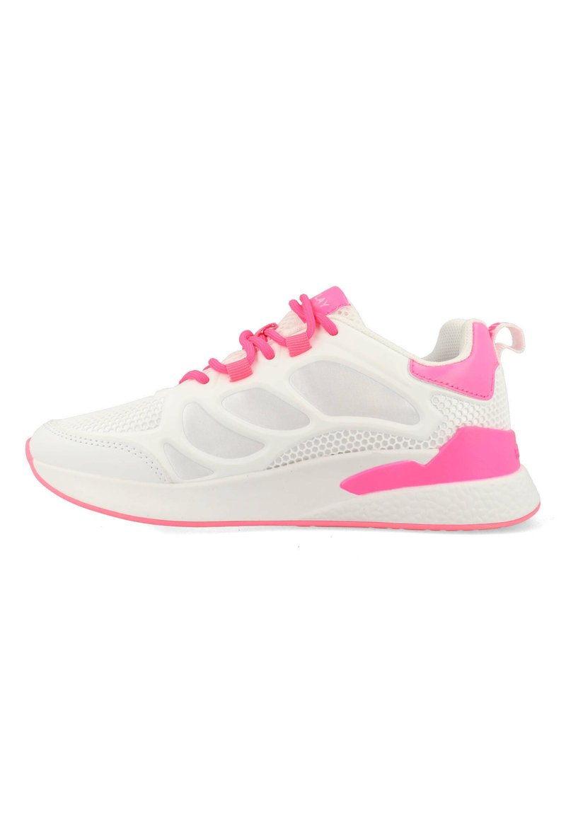 Witte sportieve schoenen met roze accenten, meshpanelen voor ademend vermogen, een gewatteerde kraag en een geprofileerde rubberen zool voor grip.