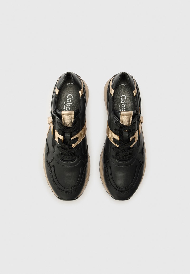Zwarte en gouden sneakers met een glad leren bovenwerk, textuuraccenten, vetersluiting en een stevige rubberen zool.