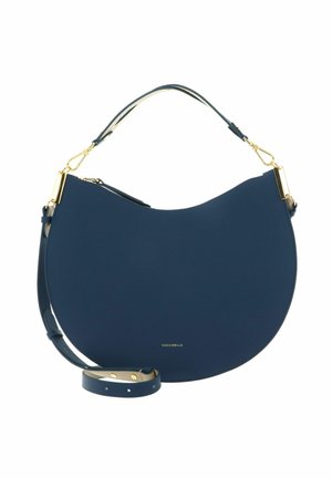 Sac à main en cuir bleu marine en forme de demi-lune avec une bandoulière courte et une bandoulière longue réglable, ferrures dorées et fermeture éclair, arborant un petit logo de la marque.