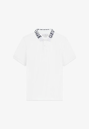 Polo blanc à manches courtes avec trois boutons et un col blanc orné du logo noir "GUESS" enroulé autour.