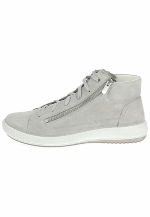 Baskets mi-hautes en daim gris clair avec semelle blanche, lacets et fermeture éclair latérale sur fond blanc.