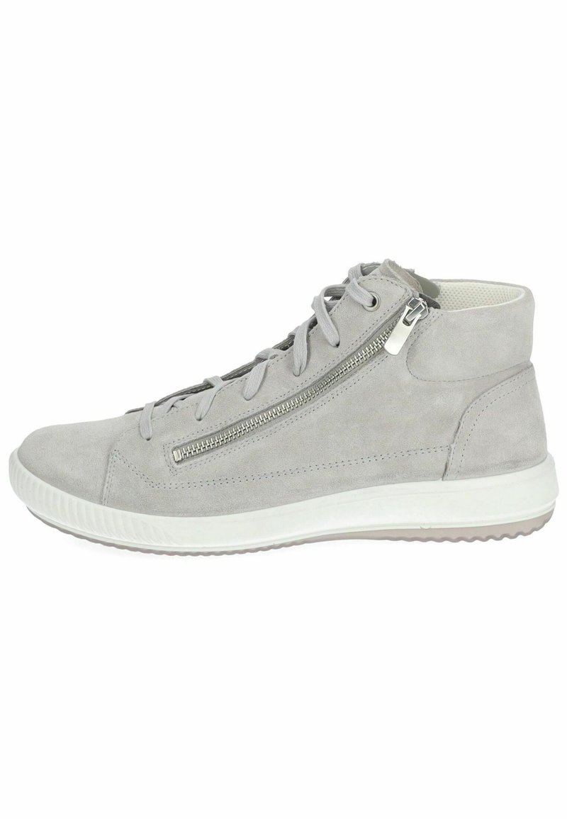 Baskets mi-hautes en daim gris clair avec semelle blanche, lacets et fermeture éclair latérale sur fond blanc.