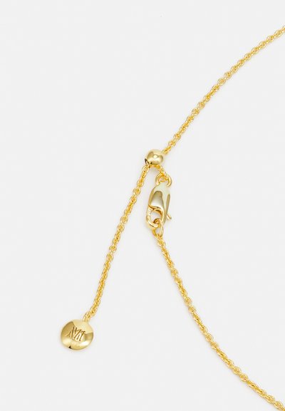 Guldhalsband med en tvinnad design, en kräftklämma och en liten rund charm med ett präglat mönster.