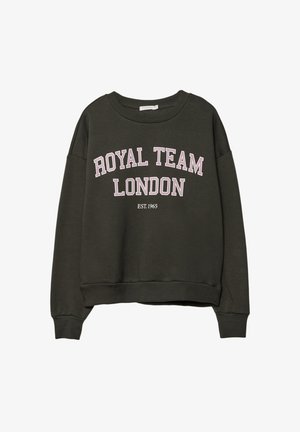 Ciemnozielona bluza z napisem "ROYAL TEAM LONDON" w jasnoróżowym kolorze, założona w 1965 roku. Posiada okrągły dekolt i ściągacze przy mankietach.