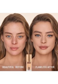 Zwei nebeneinander stehende Bilder, die ein Gesicht vor und nach dem Auftragen von bronzierender Flüssigfoundation zeigen. Die Foundation-Flasche ist zentriert unter den Bildern.