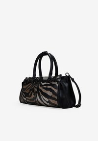 Bolso de mano de cuero negro con un estampado de cebra en tonos de marrón y crema. Cuenta con asas dobles y una correa de hombro desmontable.