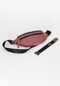 Compact diep rode heuptas met zwarte accenten en een gestructureerde afwerking; beschikt over twee ritscompartimenten en een verstelbare zwarte band.